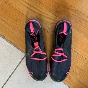 black and pink water shoes